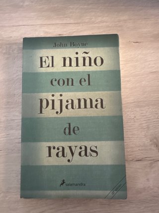 El niño con el pijama de rayas