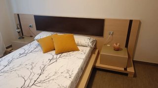 Cama con mesillas y sinfonier. Cont: 605 157199