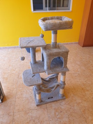 Casa/Torre para gato sin usar