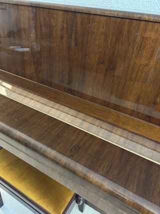 Piano PETROF con silla