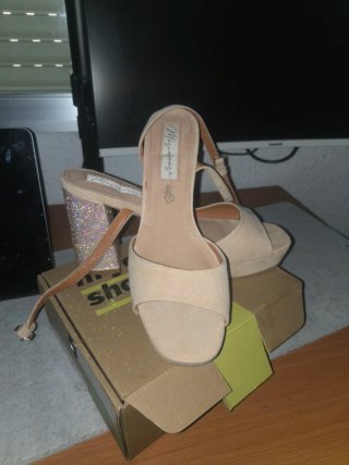 Zapatos de tacón beige y dorado