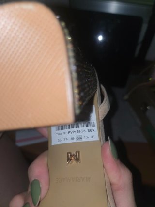 Zapatos de tacón beige y dorado