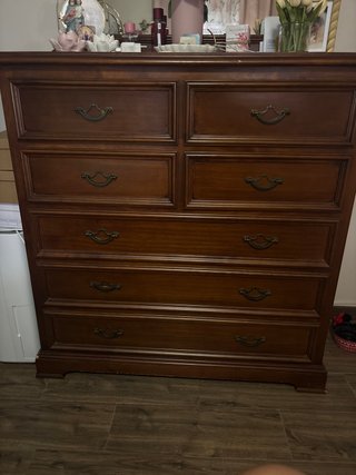 Cómoda de madera con 7 cajones
