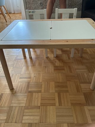 Mesa y sillas infantiles de madera