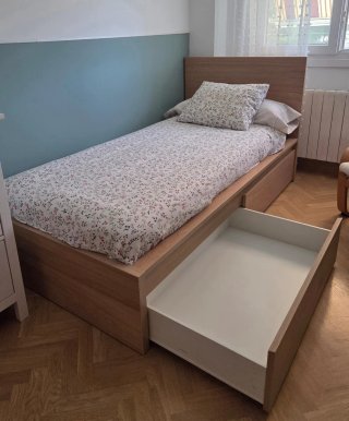 Cama individual de madera con cajones