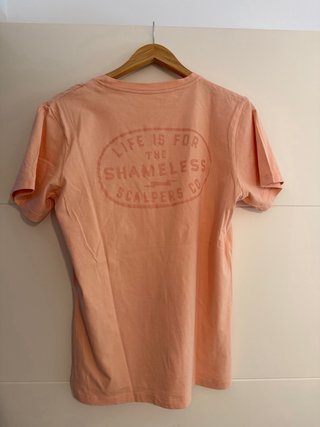 Camiseta Scalpers color naranja palo