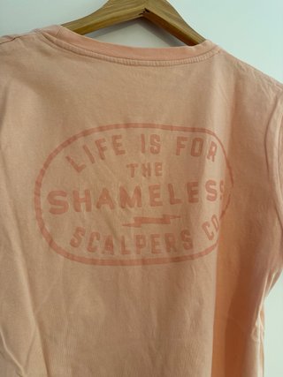 Camiseta Scalpers color naranja palo