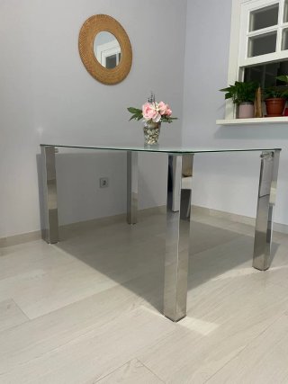 Mesa de cristal y metal moderna