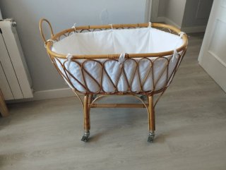 Moisés de mimbre para bebé con ruedas