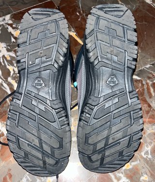 Botas de montaña y trekking grises y turquesa