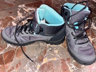 Botas de montaña y trekking grises y turquesa