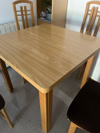 Conjunto mesa y 4 sillas madera