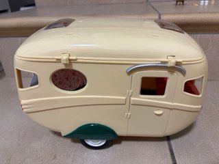 Coche y caravana Sylvanian Families.