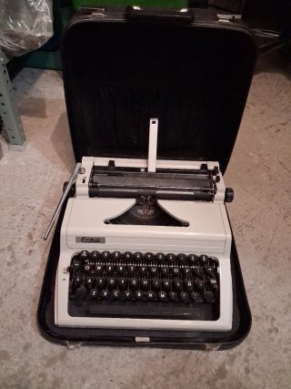 Máquina de escribir Erika con su maletín portatil