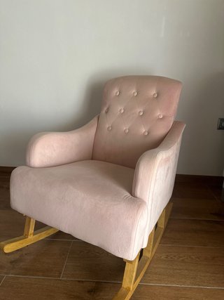 Sillón mecedora rosa terciopelo