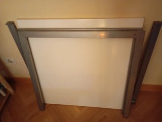 Mesa Mella Ikea y 3 sillas plegables blancas Ikea