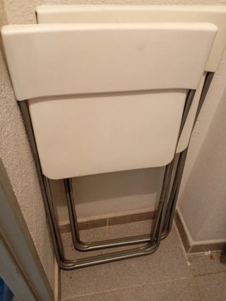 Mesa Mella Ikea y 3 sillas plegables blancas Ikea