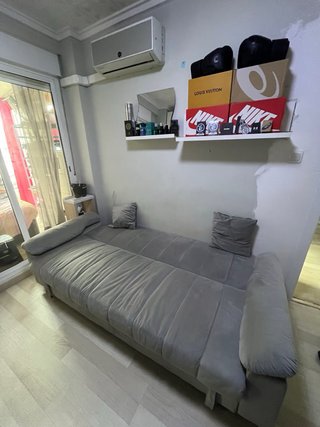 Sofá cama gris con puff