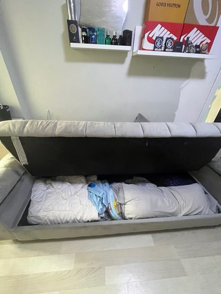 Sofá cama gris con puff