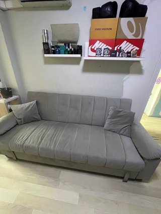 Sofá cama gris con puff