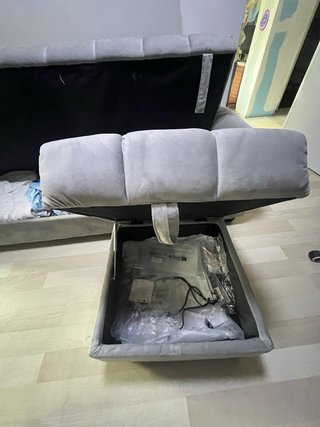 Sofá cama gris con puff