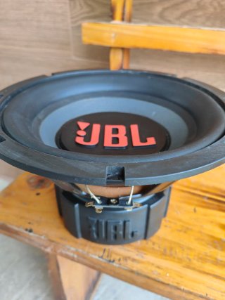 Subwoofer JBL Negro y Rojo