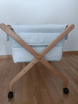 Minicuna para bebé de tijera de madera con ruedas