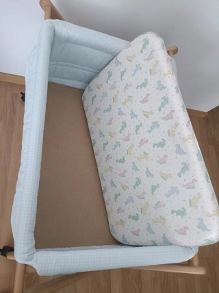 Minicuna para bebé de tijera de madera con ruedas