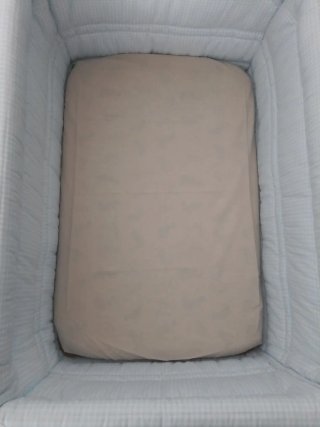 Minicuna para bebé de tijera de madera con ruedas