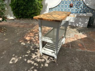 Isla de cocina de madera, con 2 cajones y ruedas.