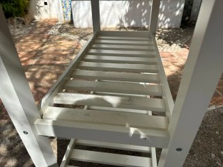 Isla de cocina de madera, con 2 cajones y ruedas.