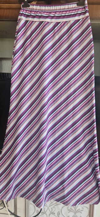 Falda larga estampada rayas morado y rosa