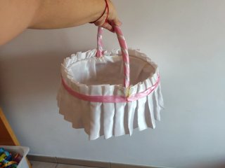 Cesta de mimbre forrada con tela raso