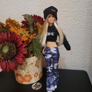 Muñeca Barbie con gorro y sudadera
