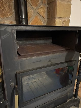 Estufa de leña con horno superior y tubería salida