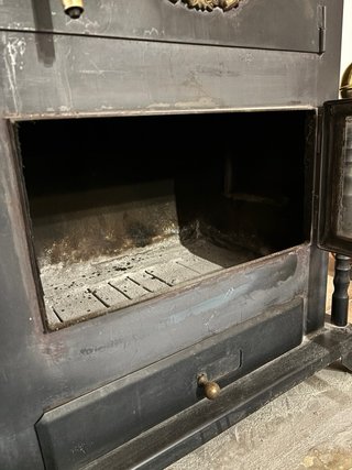 Estufa de leña con horno superior y tubería salida