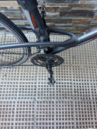 Bicicleta de carretera plateada