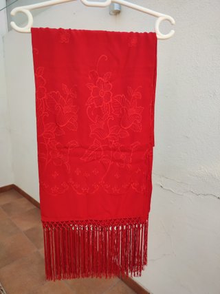 Dos pashminas  bordadas una roja y otra crema