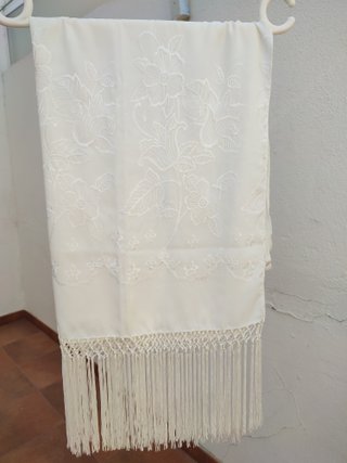 Dos pashminas  bordadas una roja y otra crema