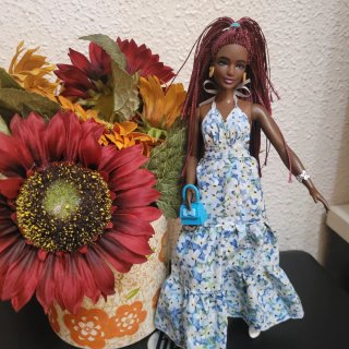 Muñeca Barbie con vestido floral