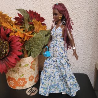 Muñeca Barbie con vestido floral