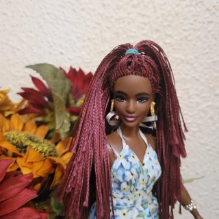 Muñeca Barbie con vestido floral
