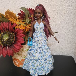 Muñeca Barbie con vestido floral