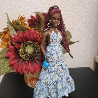Muñeca Barbie con vestido floral