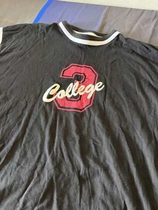 Camiseta College