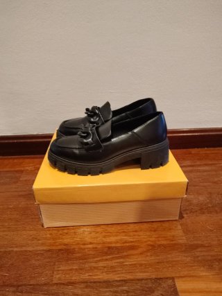 Zapatos negros mocasines con cadena