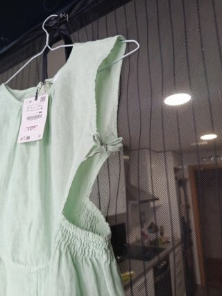 Mono Zara verde con cortes. Talla 13/14. Nuevo