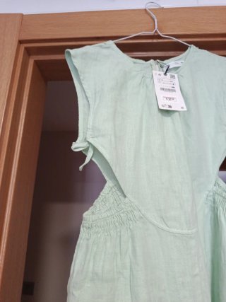 Mono Zara verde con cortes. Talla 13/14. Nuevo