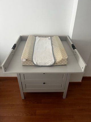 Cómoda/cambiador para bebé de color gris