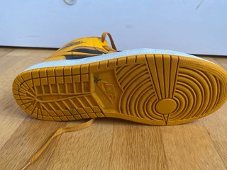 T42 Air Jordan 1 Mid Chutney Taxi